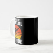Lass Dich Nicht Vom Pferdeschwanz Täuschen Karate Kaffeetasse (Vorderseite Links)