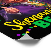 Lass die Shenanigans beginnen Trump Mardi Gras Men Poster (Ecke)