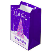Lass es Lila Weihnachtsbaumurlaub schneien Mittlere Geschenktüte (Vorderseite Schrägansicht)