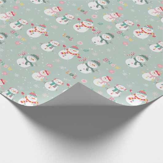 Lass es Schneemänner auf Grün schneebedecken Geschenkpapier (Ecke)