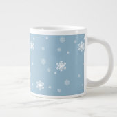 Lass es schneien, Schneeflocken Muster auf blau, W Jumbo-Tasse (Rechts)