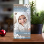 Lass es schneien - Vertikales Foto mit Schneeflock Feiertagskarte<br><div class="desc">Ein pastellblaues Overlay mit Schneeflocken und whimsicalem Typ über Ihrem Foto. Passen Sie dies mit 1 vertikalem Foto,  Ihrem Familiennamen und dem aktuellen Jahr an. Sie können ein Schwarz-Weiß-Foto oder ein Foto verwenden.</div>