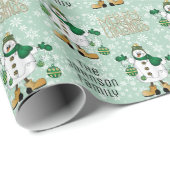 Lass es schneit, kleiner grüner Schneemann. Geschenkpapier (Rolleneckpunkt)