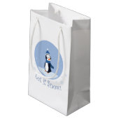 Lass es schneit! (Pinguin) Kleine Geschenktüte (Rückseite Schrägansicht)
