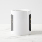 Lass hat Abenteuer Jumbo-Tasse (Vorderseite)