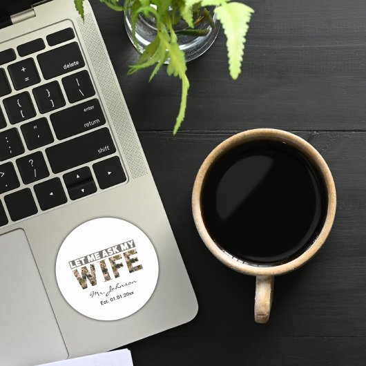 Lass mir, meine Ehefrau lustig personalisiert gefr Runder Aufkleber