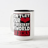 Lass nicht, dass dein Herz von dieser Welt zerbroc Zweifarbige Tasse (Vorderseite Links)