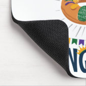 Lass sie essen King Cake Funny Mardi Gras Mousepad (Ecke)