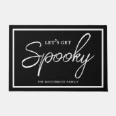Lass Spooky Modern Script Monogram Halloween Fußmatte (Vorderseite)