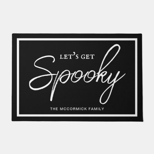 Lass Spooky Modern Script Monogram Halloween Fußmatte (Vorderseite)