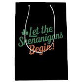 Lass The Shenanigans Begin Funny Irish St Patricks Mittlere Geschenktüte (Vorderseite)