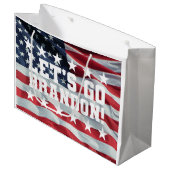 LASS UNS BRANDON GEHEN! [Schriftart 6] Geschenktas Große Geschenktüte (Vorderseite Schrägansicht)