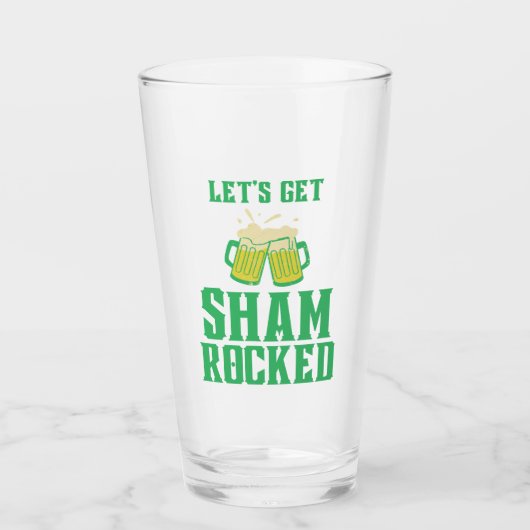Lass uns den Shamrocked St. Patrick's Day bekommen Glas