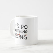 Lass uns etwas Falsches tun Kaffeetasse (Vorderseite Links)