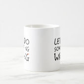 Lass uns etwas Falsches tun Kaffeetasse (Mittel)