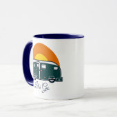 Lass uns gehen! Fun Vintag Camper RV Tasse (Vorderseite Links)