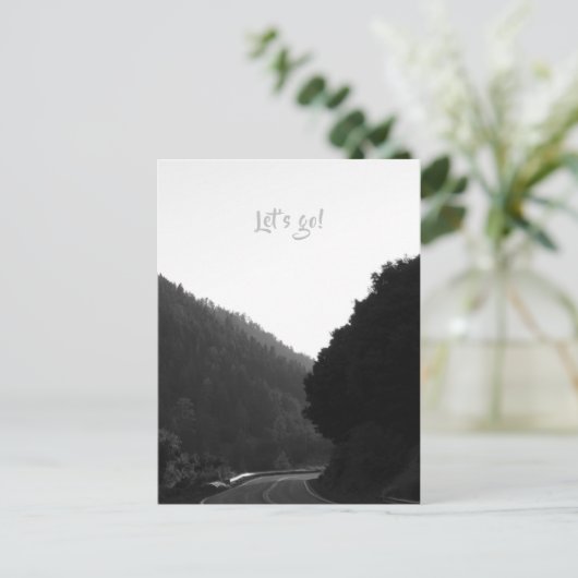 "Lass uns gehen!" Mountain Road Trip Adventure B&W Postkarte (Stehend Vorderseite)