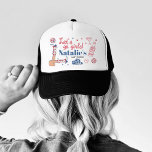 Lass uns Girls Cowgirl gehen Last Rodeo Bacheloret Truckerkappe<br><div class="desc">Ja, Cowgirls! Machen Sie sich bereit, Ihre letzte Rodeo im Stil mit unserem Let's Go Girls Cowgirl Last Rodeo Bachelorette Trucker Hat! Es ist das perfekte Accessoire für Ihr Abenteuer in Rot, Weiß und Blau des Westerns, voll mit allen Schlüsseleigenschaften, um Ihren Junggeselinnen-Abschied unvergesslich zu machen. Der für den ultimativen...</div>
