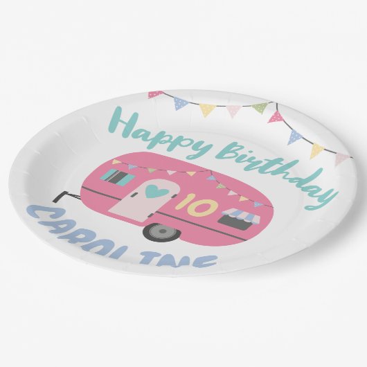 Lass uns Glamping Girly Happy Birthday Party gehen Pappteller (Schrägansicht)