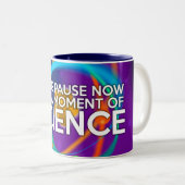 LASS UNS JETZT FÜR EINEN MOMENT DER WISSENSCHAFT. ZWEIFARBIGE TASSE (VorderseiteRechts)