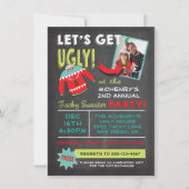 Lass uns Ugly Sweater Weihnachts-Party-Tafel holen Einladung (Vorderseite)