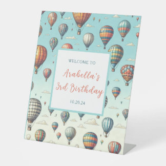 Lasse sie fliegen! Heißluftballons zum Geburtstag Sockelschild