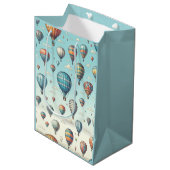 Lasse sie fliegen! Whimsical Hot Air Ballons Mittlere Geschenktüte (Vorderseite Schrägansicht)