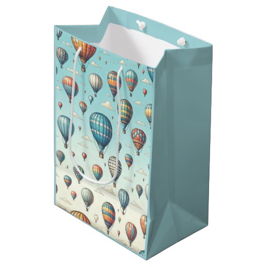 Lasse sie fliegen! Whimsical Hot Air Ballons Mittlere Geschenktüte (Vorderseite Schrägansicht)