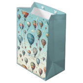 Lasse sie fliegen! Whimsical Hot Air Ballons Mittlere Geschenktüte (Rückseite Schrägansicht)