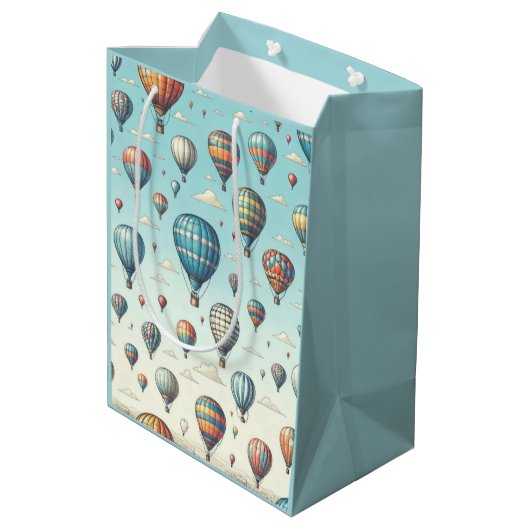 Lasse sie fliegen! Whimsical Hot Air Ballons Mittlere Geschenktüte (Rückseite Schrägansicht)