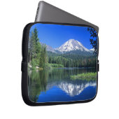 Lassen erhebt sich über dem Manzanita-See Laptopschutzhülle (Vorne Rechts)