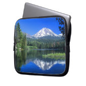 Lassen erhebt sich über dem Manzanita-See Laptopschutzhülle (Vorderseite Links)
