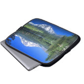 Lassen erhebt sich über dem Manzanita-See Laptopschutzhülle (Vorne Knopf)