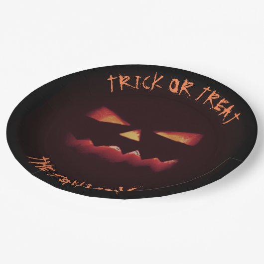 Lassen Sie den Namen des Pumpkin-Halloween-Party a Pappteller (Schrägansicht)