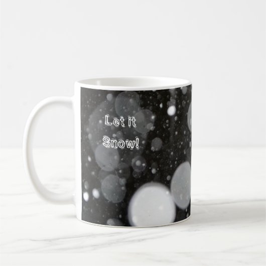 Lassen Sie es auf einem schneebedeckten Hintergrun Kaffeetasse (Links)