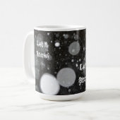 Lassen Sie es auf einem schneebedeckten Hintergrun Kaffeetasse (Vorderseite Links)