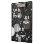 Lassen Sie es auf einem schneebedeckten Hintergrun Klemmbrett (Links)