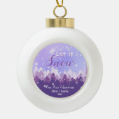Lassen Sie es Lila Schneewald frohe Weihnachten. Keramik Kugel-Ornament (Vorderseite)
