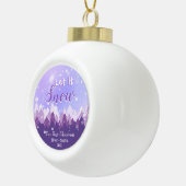 Lassen Sie es Lila Schneewald frohe Weihnachten. Keramik Kugel-Ornament (Rechts)