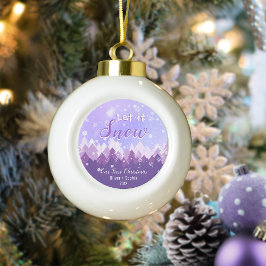 Lassen Sie es Lila Schneewald frohe Weihnachten. Keramik Kugel-Ornament