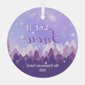 Lassen Sie es Lila Schneewald frohe Weihnachten. Ornament Aus Glas (Rückseite)