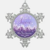 Lassen Sie es Lila Schneewald frohe Weihnachten. Schneeflocken Zinn-Ornament (Vorderseite)