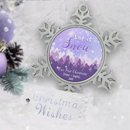 Lassen Sie es Lila Schneewald frohe Weihnachten. Schneeflocken Zinn-Ornament