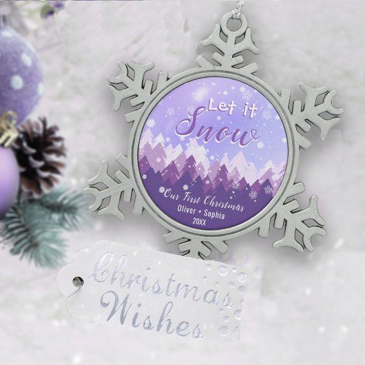 Lassen Sie es Lila Schneewald frohe Weihnachten. Schneeflocken Zinn-Ornament