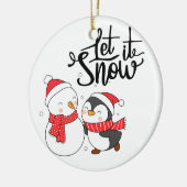 Lassen Sie es mit Pinguin und Snowman auf einem Keramik Ornament (Links)