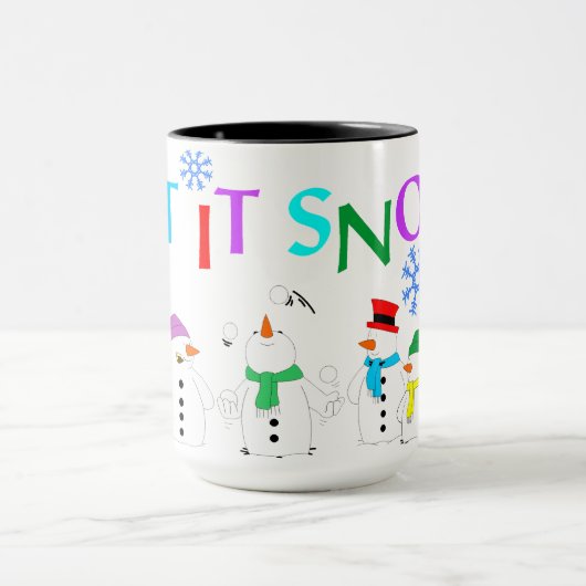 Lassen Sie es mit Schneemännern über die Tasse des (Zentrum)