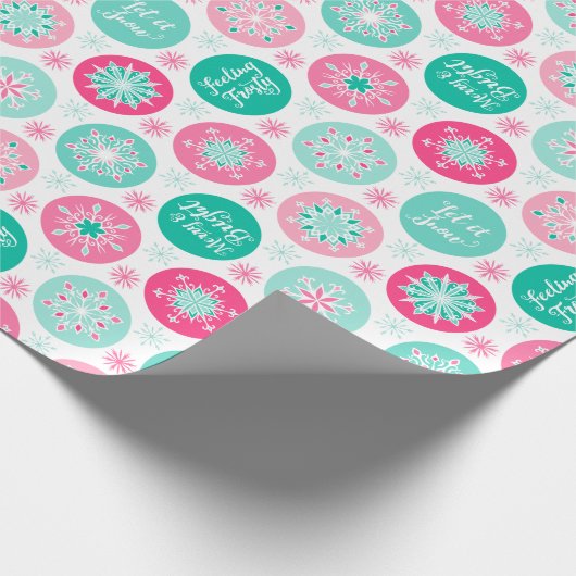 Lassen Sie es rosa Aquamarine Schneeflocken schwit Geschenkpapier (Ecke)