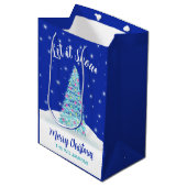 Lassen Sie es Schnee Blue Weihnachtsbaum Urlaub Mittlere Geschenktüte (Vorderseite Schrägansicht)
