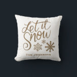 Lassen Sie es Schnee Weihnachten Weihnachtsdekor T Kissen<br><div class="desc">Weiß mit Gold Let it Schnee Weihnachten personalisierten werfen Kissen. Ideal,  um Ihre Zuhause-Urlaubsstimmung zu unterstreichen.</div>