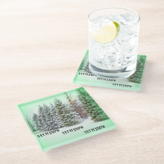 Lassen Sie es schneebedeckte Bäume grün glühen Win Glasuntersetzer (Schrägansicht)